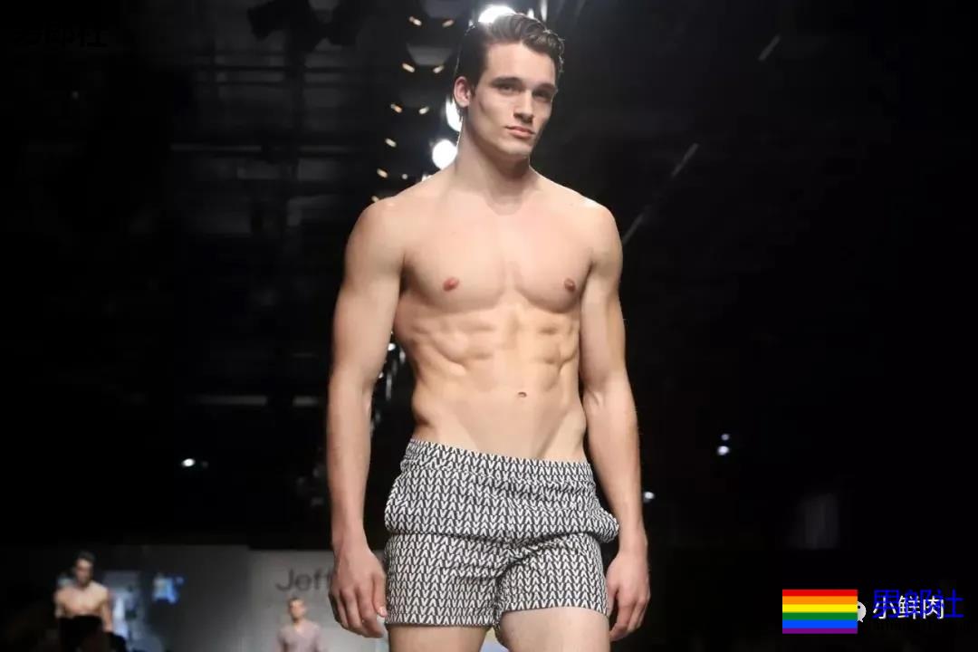 这肉体有多Sexy？连走秀的男模都忍不住要回头看！ - 51虹马