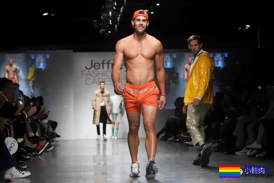 这肉体有多Sexy？连走秀的男模都忍不住要回头看！ - 51虹马