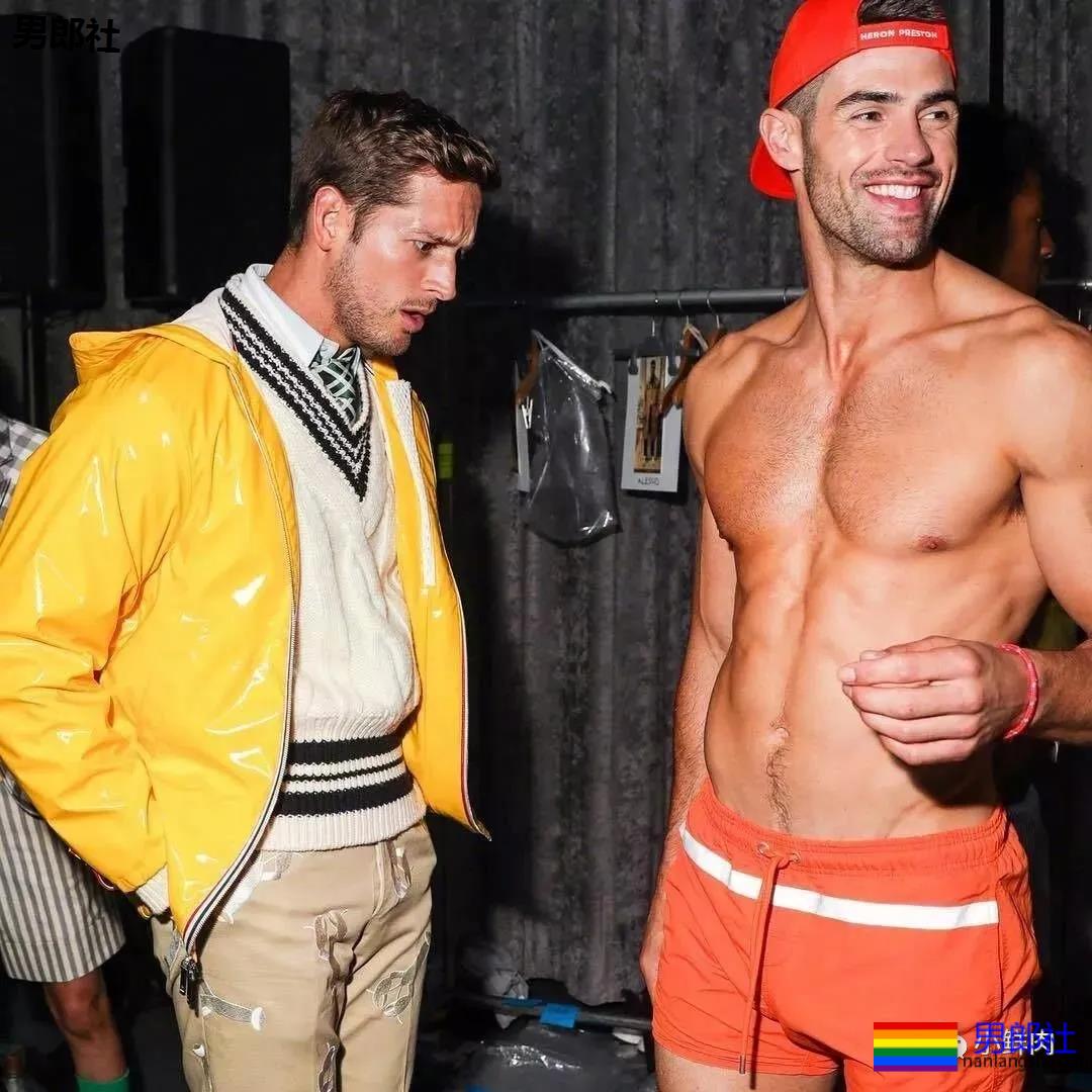 这肉体有多Sexy？连走秀的男模都忍不住要回头看！ - 51虹马