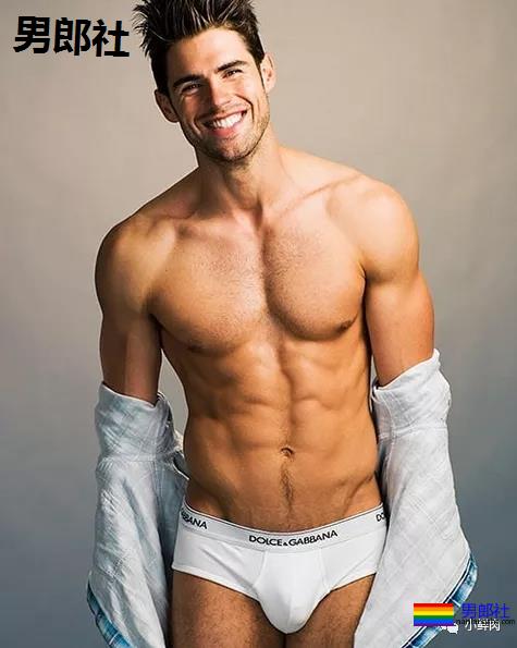 这肉体有多Sexy？连走秀的男模都忍不住要回头看！ - 51虹马