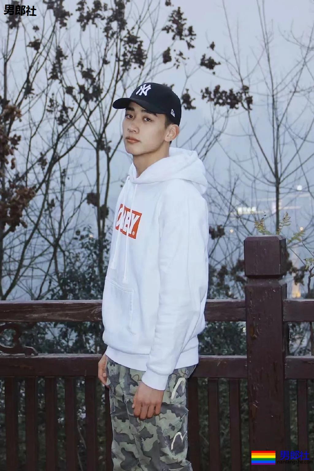 发育不错的00后体育生小狼狗，谁是你未来老公？ - 51虹马