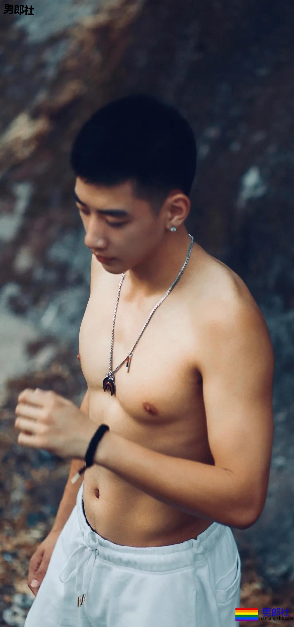 发育不错的00后体育生小狼狗，谁是你未来老公？ - 51虹马