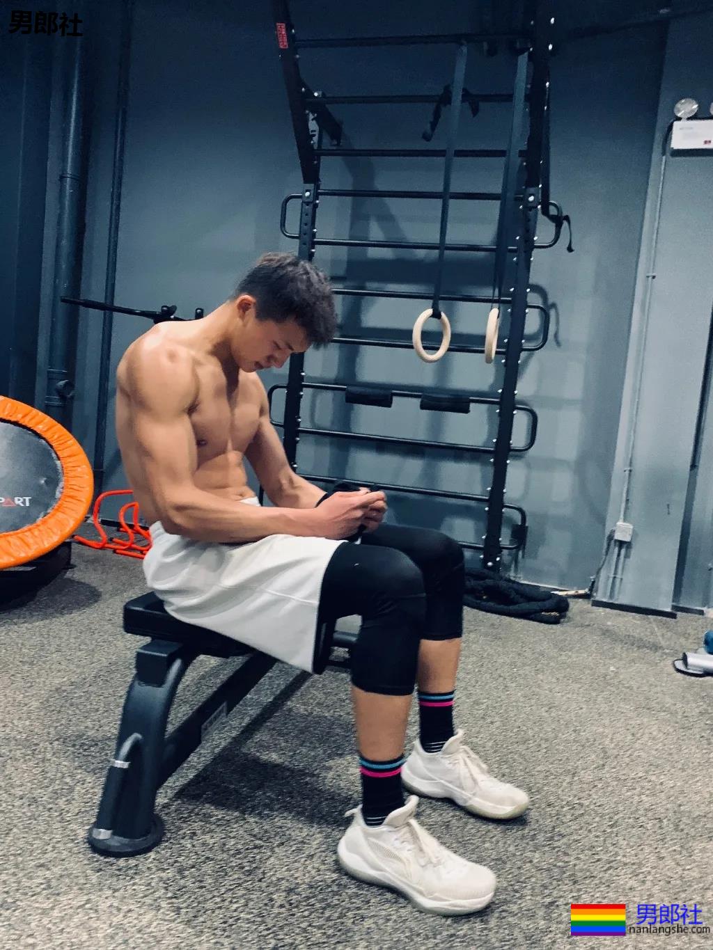 发育不错的00后体育生小狼狗，谁是你未来老公？ - 51虹马