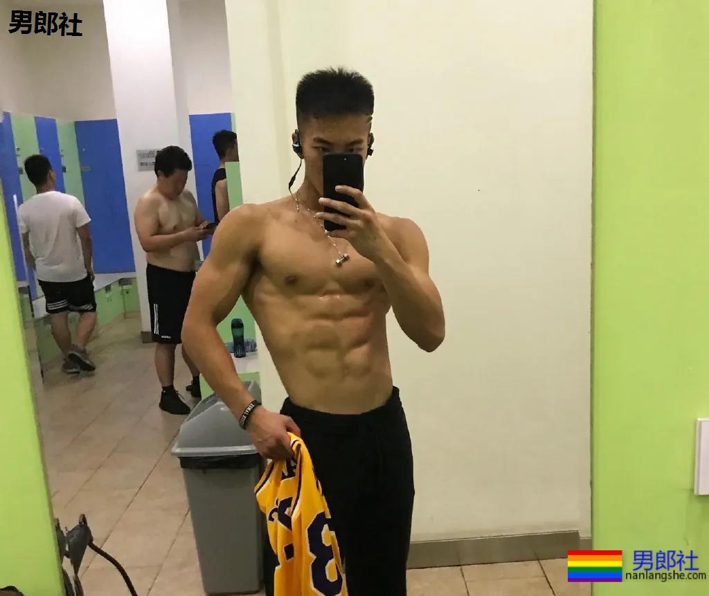 发育不错的00后体育生小狼狗，谁是你未来老公？ - 51虹马