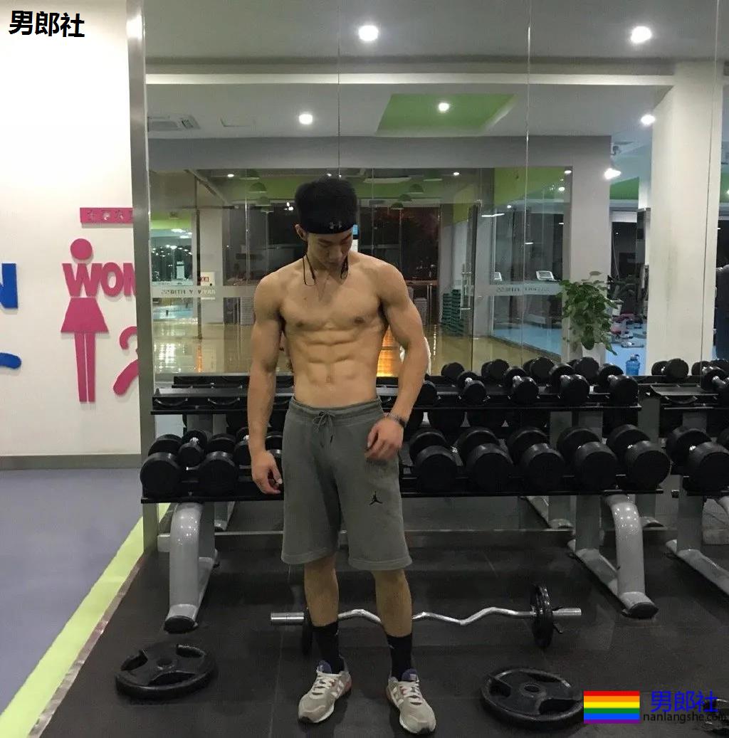 发育不错的00后体育生小狼狗，谁是你未来老公？ - 51虹马