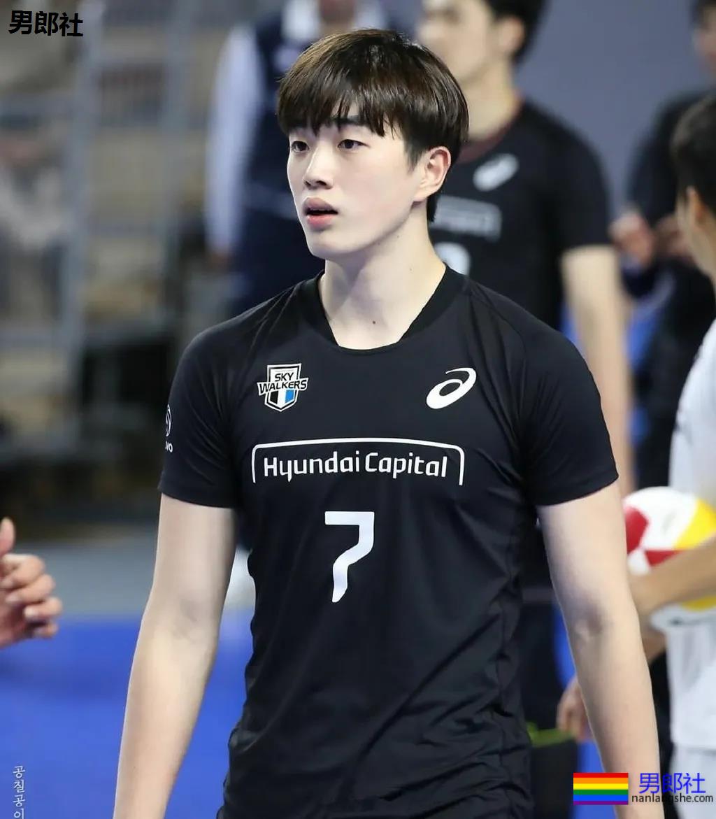 发育不错的00后体育生小狼狗，谁是你未来老公？ - 51虹马