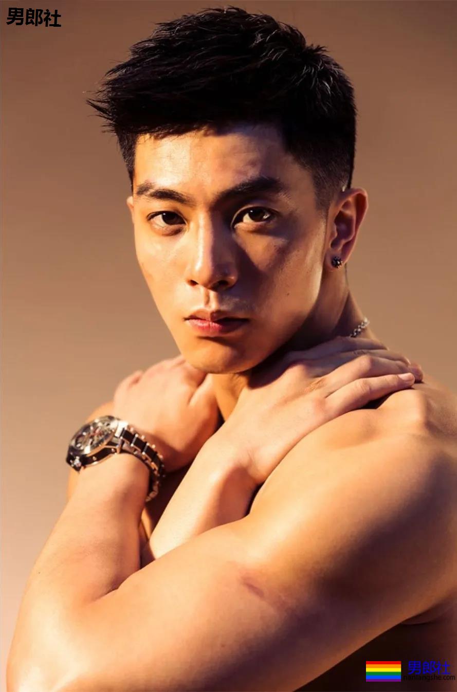 高帅大鼻子健身私教写真被扒，腹肌小狼狗实力超级强劲! - 51虹马