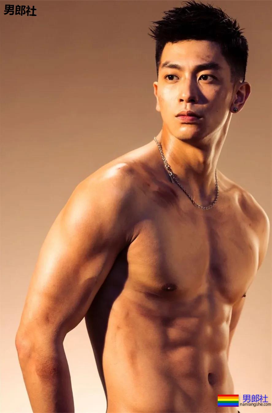 高帅大鼻子健身私教写真被扒，腹肌小狼狗实力超级强劲! - 51虹马