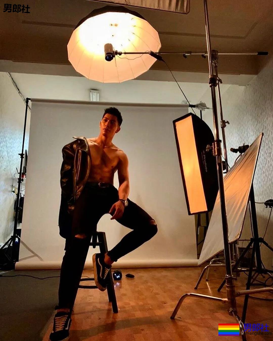 高帅大鼻子健身私教写真被扒，腹肌小狼狗实力超级强劲! - 51虹马