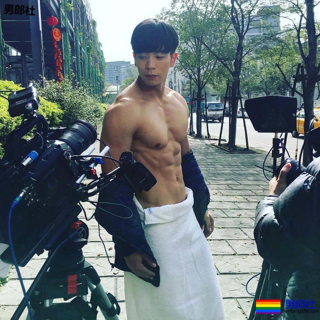 高帅大鼻子健身私教写真被扒，腹肌小狼狗实力超级强劲! - 51虹马