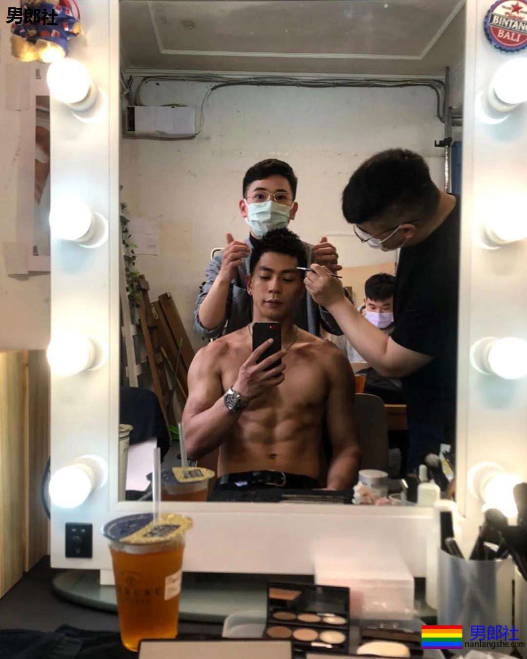 高帅大鼻子健身私教写真被扒，腹肌小狼狗实力超级强劲! - 51虹马