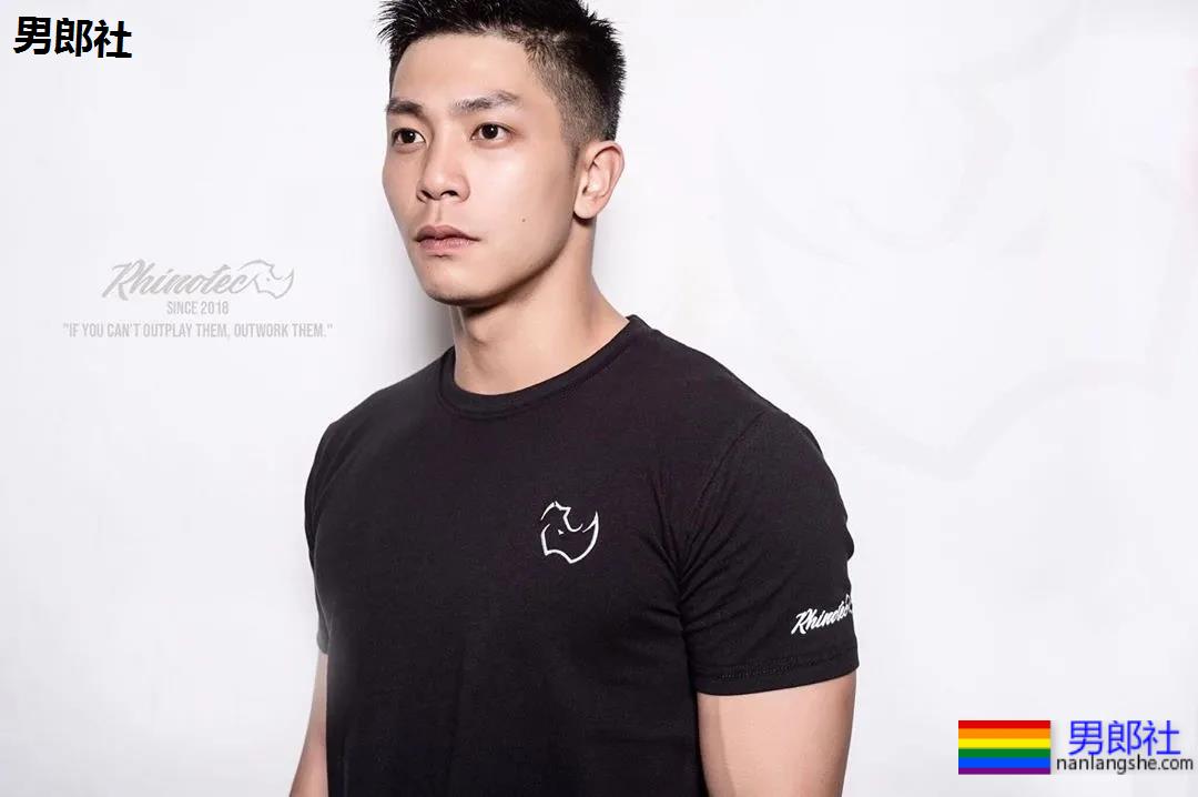 高帅大鼻子健身私教写真被扒，腹肌小狼狗实力超级强劲! - 51虹马