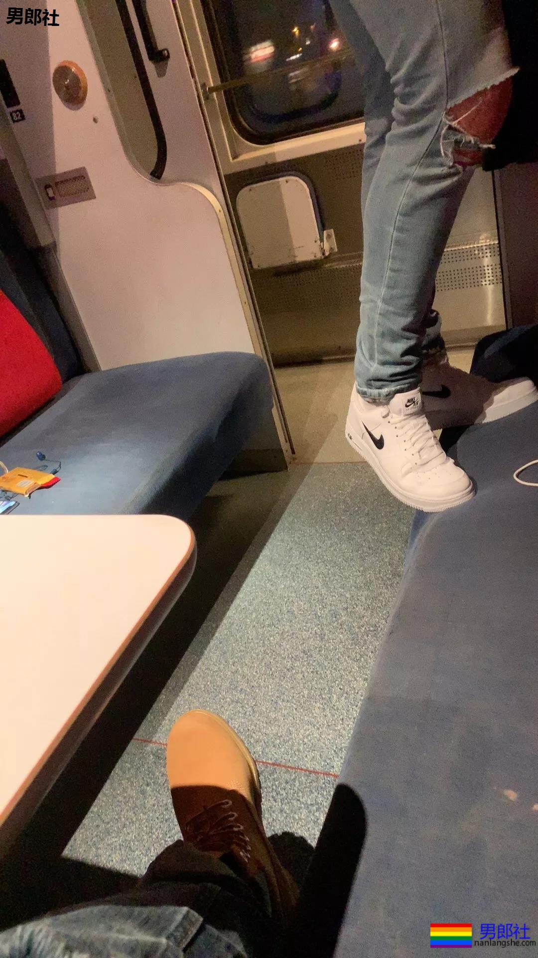 一场惊心动魄的动车约炮 - 51虹马