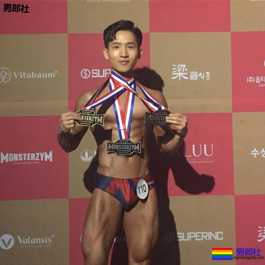 韩国健美小狼狗在舞台上释放荷尔蒙 - 51虹马