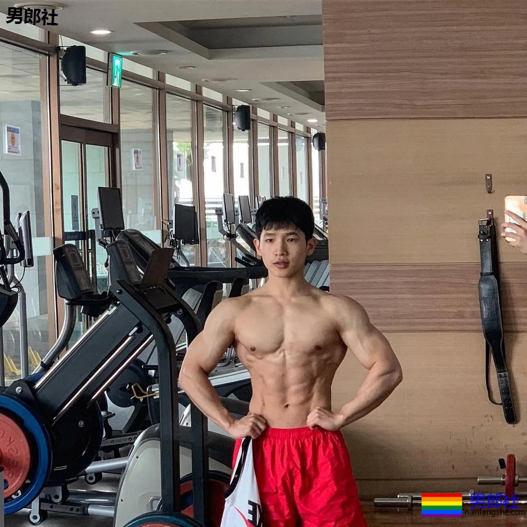 韩国健美小狼狗在舞台上释放荷尔蒙 - 51虹马