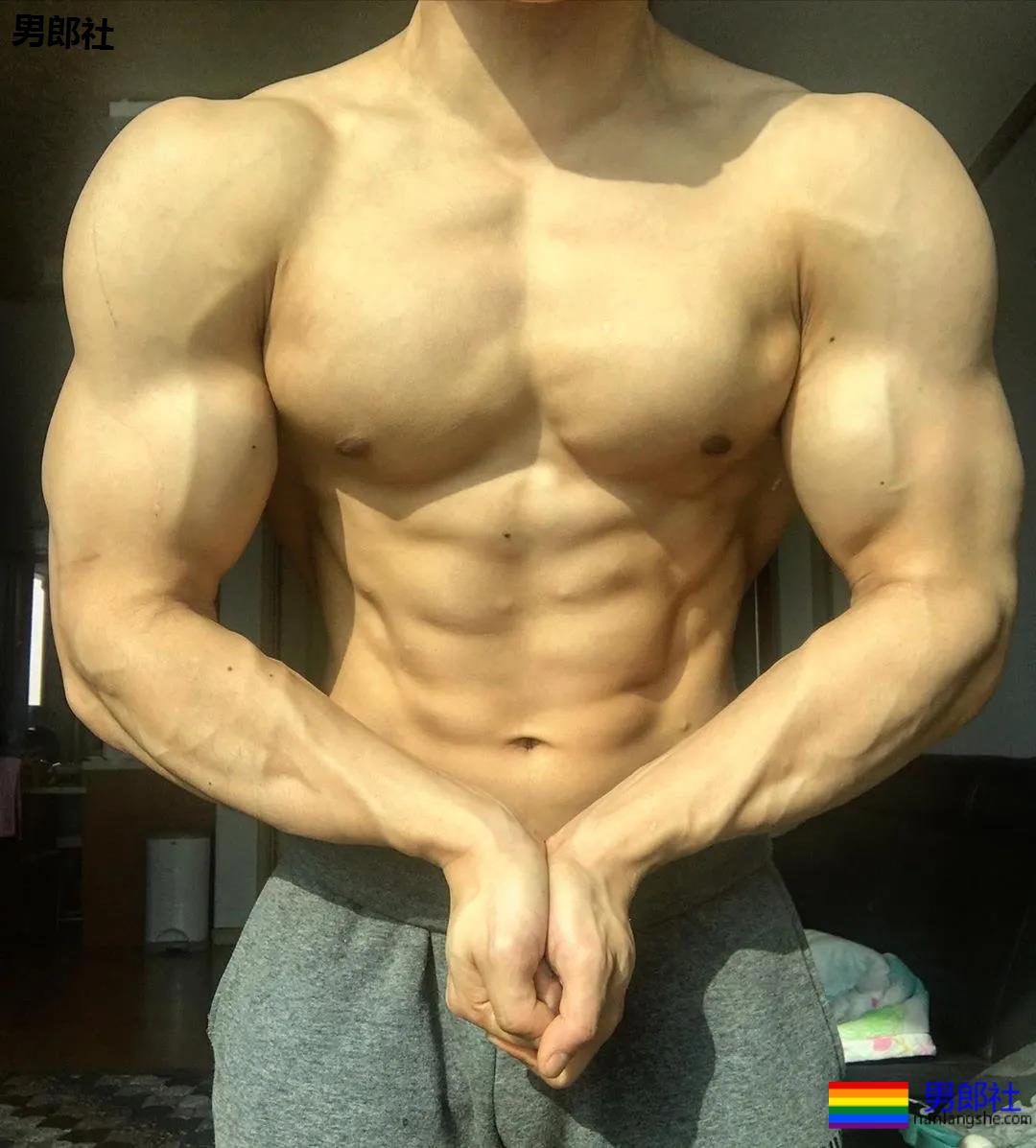 韩国健美小狼狗在舞台上释放荷尔蒙 - 51虹马