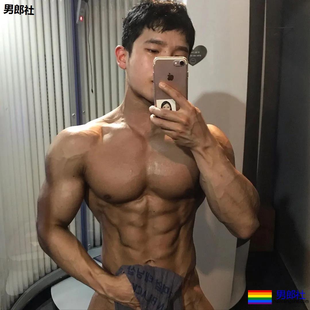 韩国健美小狼狗在舞台上释放荷尔蒙 - 51虹马