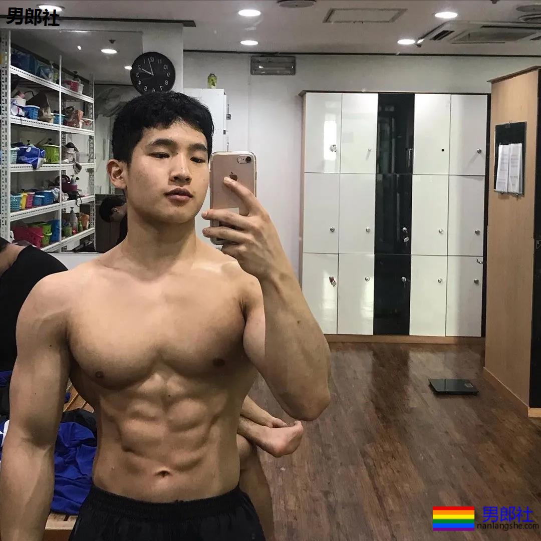 韩国健美小狼狗在舞台上释放荷尔蒙 - 51虹马