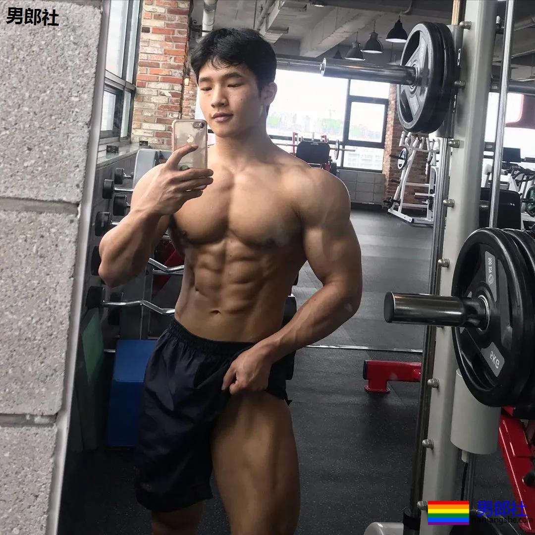 韩国健美小狼狗在舞台上释放荷尔蒙 - 51虹马