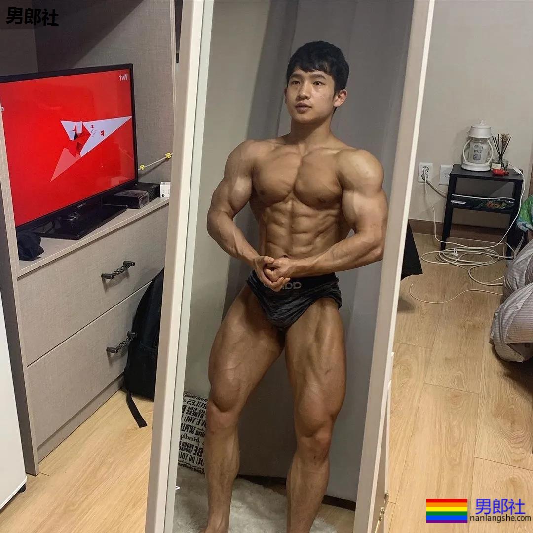 韩国健美小狼狗在舞台上释放荷尔蒙 - 51虹马