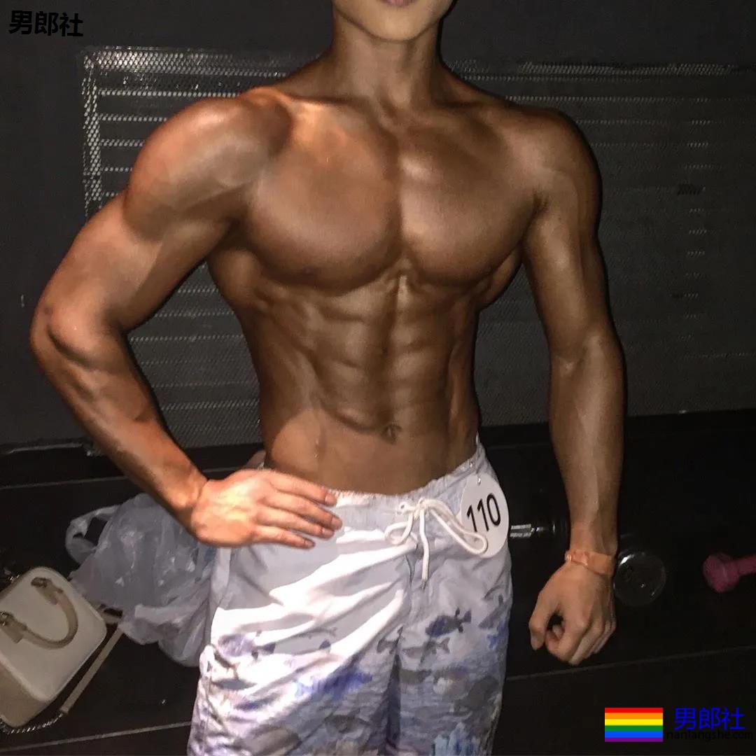 韩国健美小狼狗在舞台上释放荷尔蒙 - 51虹马