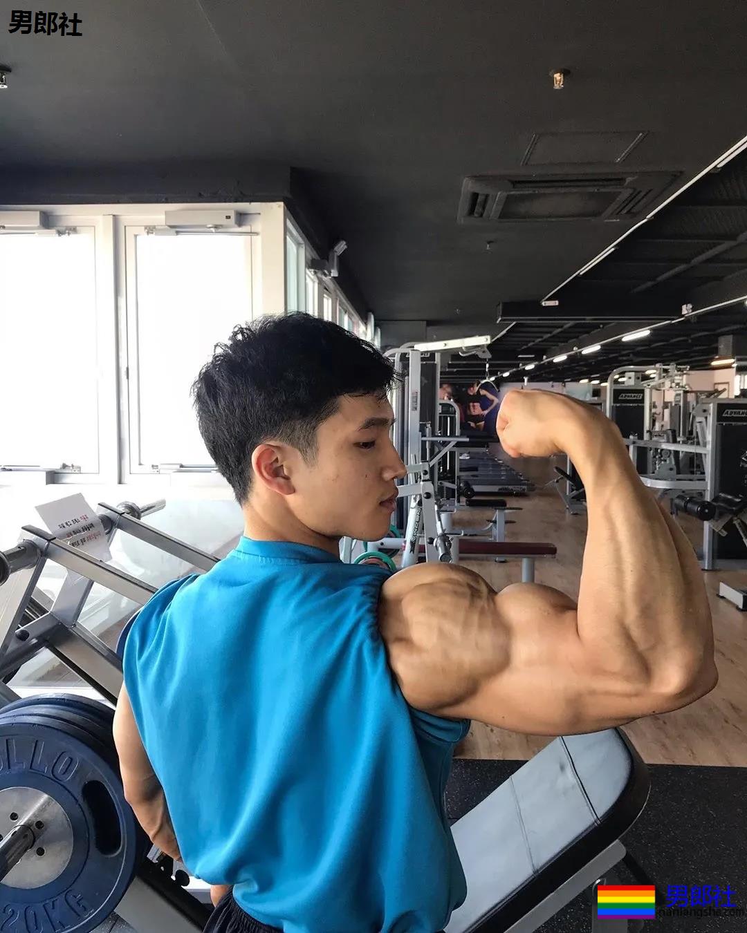 韩国健美小狼狗在舞台上释放荷尔蒙 - 51虹马