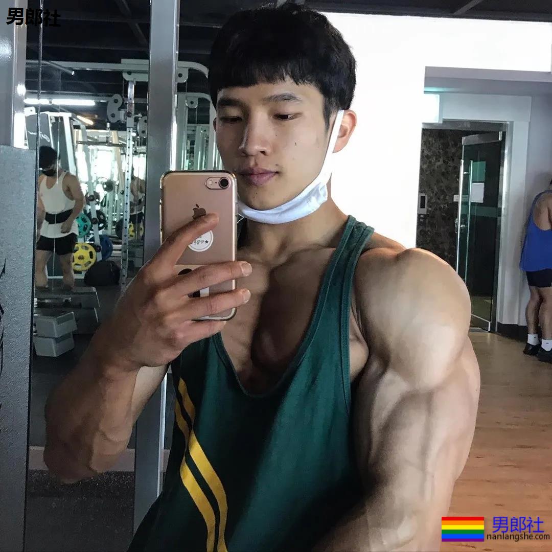 韩国健美小狼狗在舞台上释放荷尔蒙 - 51虹马