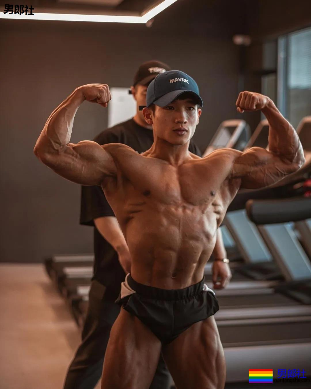 韩国健美小狼狗在舞台上释放荷尔蒙 - 51虹马