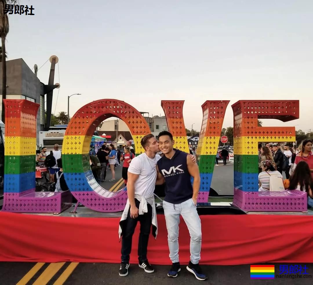 网红健身教练找了个美国肌肉男友，这下“幸福”了 - 51虹马