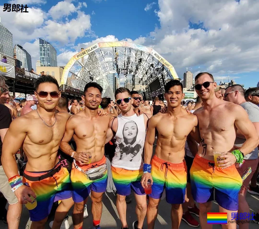 网红健身教练找了个美国肌肉男友，这下“幸福”了 - 51虹马