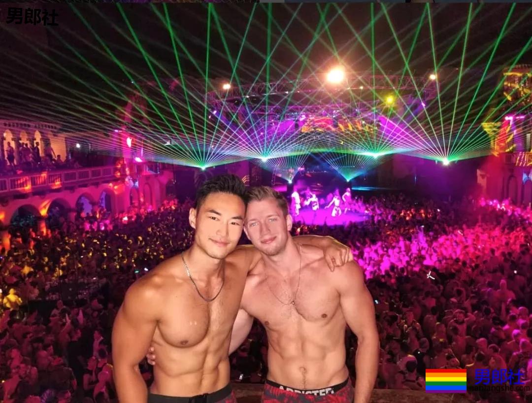 网红健身教练找了个美国肌肉男友，这下“幸福”了 - 51虹马