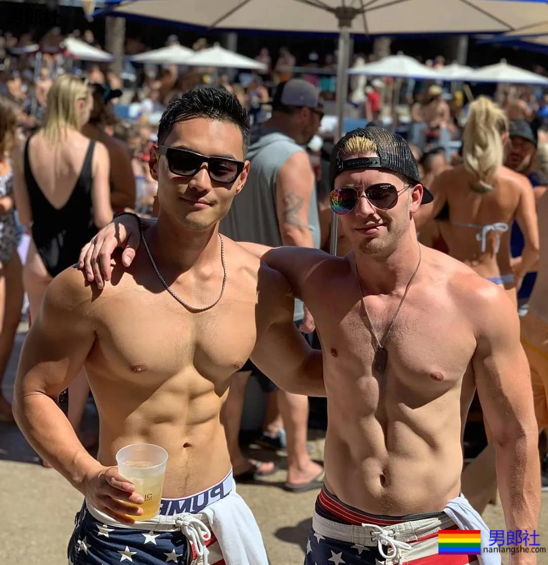 网红健身教练找了个美国肌肉男友，这下“幸福”了 - 51虹马