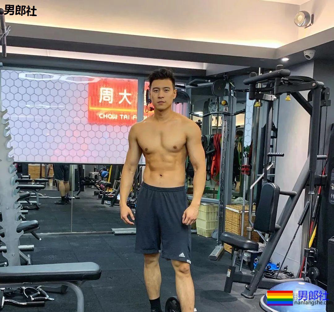 肌肉男扛不住诱惑下海，如今翻身当老板！ - 51虹马