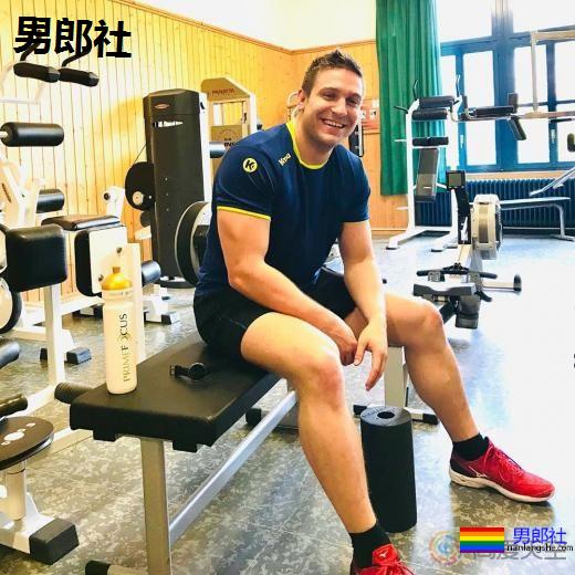 壮熊摔角手成为瑞士首位出柜的男同志运动员 - 51虹马