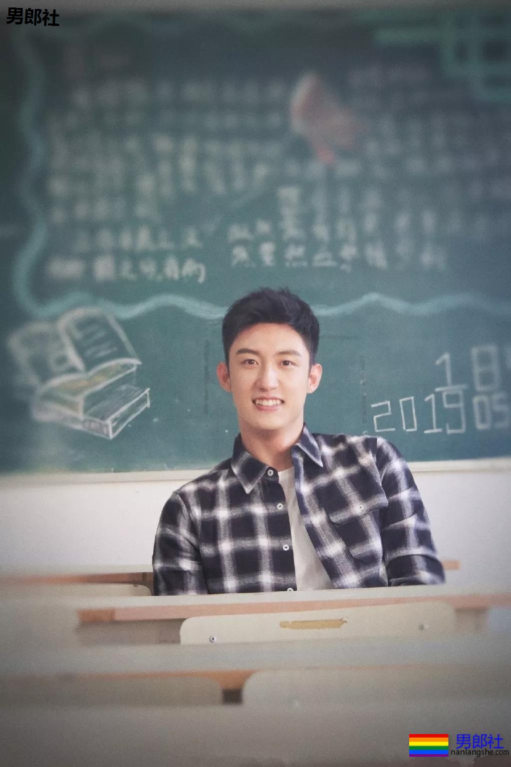 盯档喵老公黄景瑜上演制服杀!海陆空硬气军装照刷屏,好A! - 51虹马 盯档喵老公黄景瑜上演制服杀!海陆空硬气军装照刷屏,好A! - 51虹马