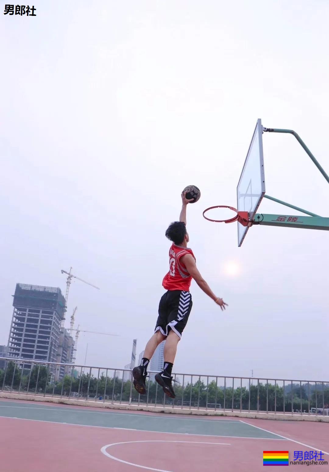 190cm的山东篮球大男孩，腹肌太帅惹人发大水！ - 51虹马