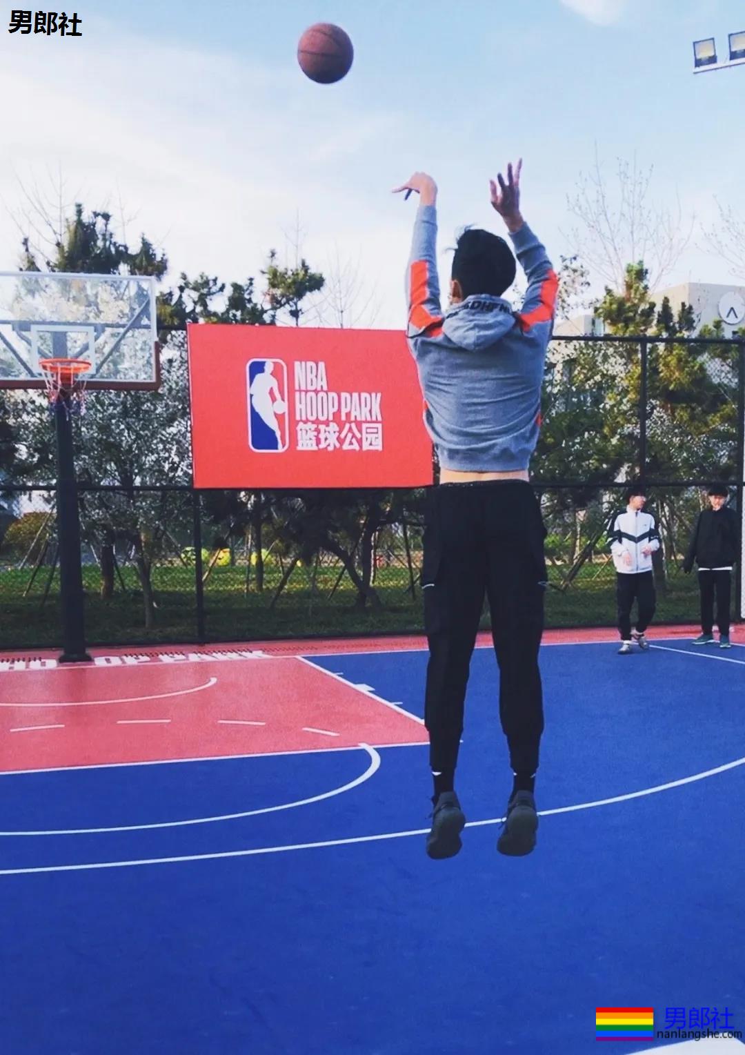 190cm的山东篮球大男孩，腹肌太帅惹人发大水！ - 51虹马