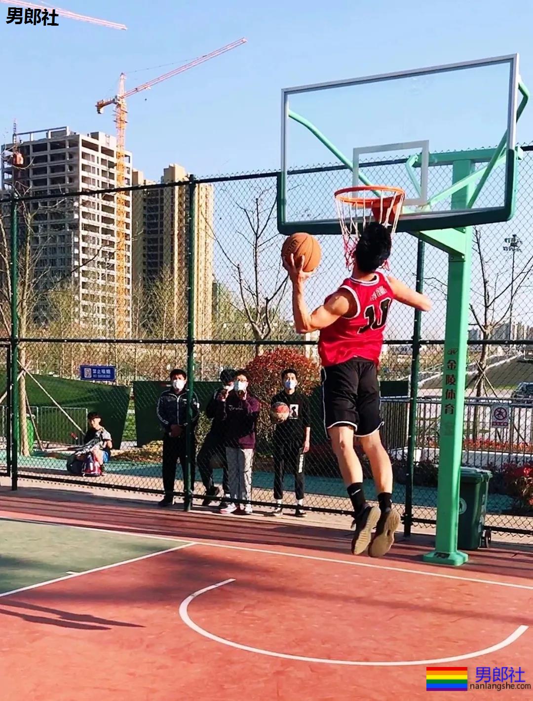 190cm的山东篮球大男孩，腹肌太帅惹人发大水！ - 51虹马