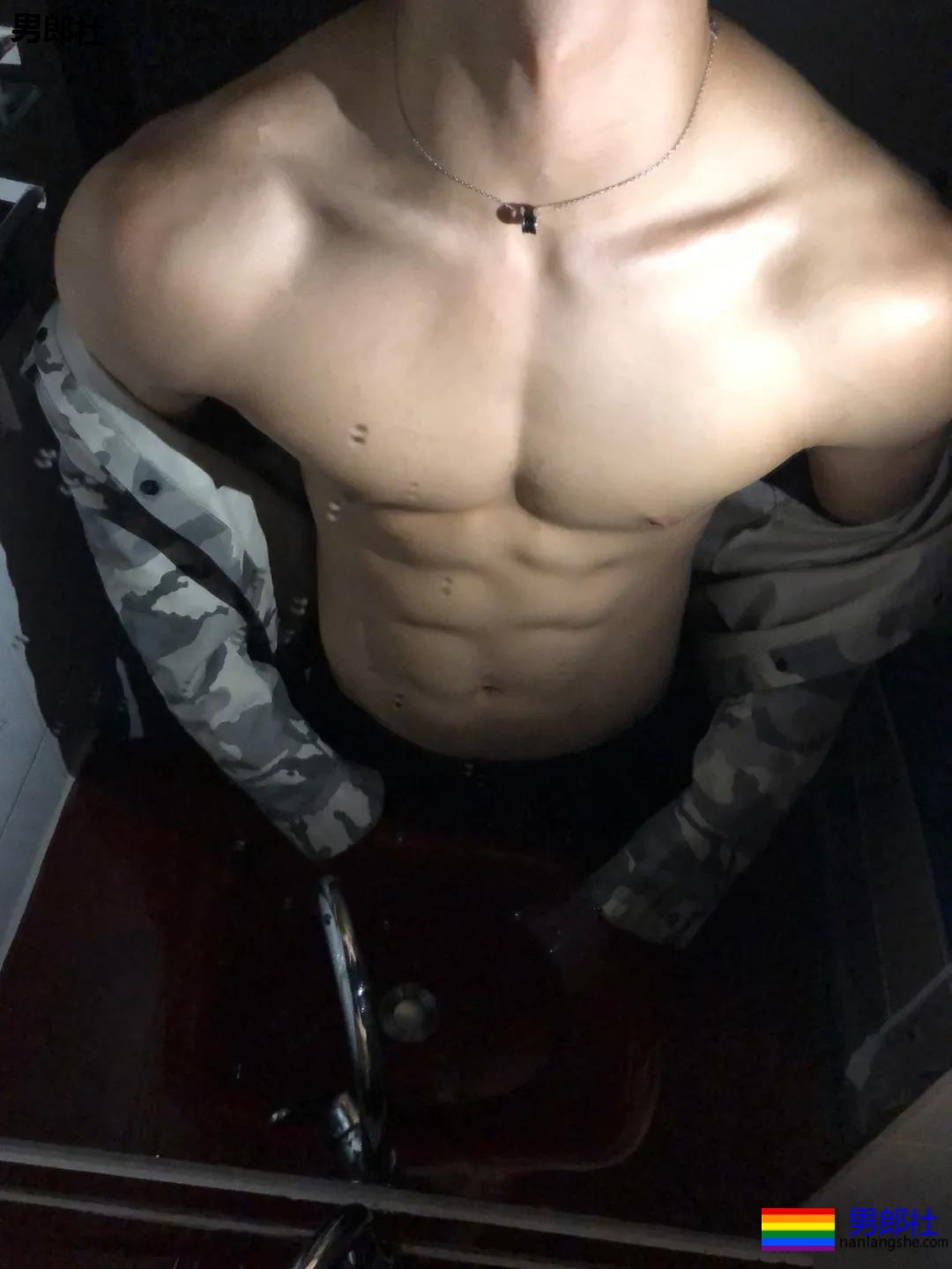 190cm的山东篮球大男孩，腹肌太帅惹人发大水！ - 51虹马