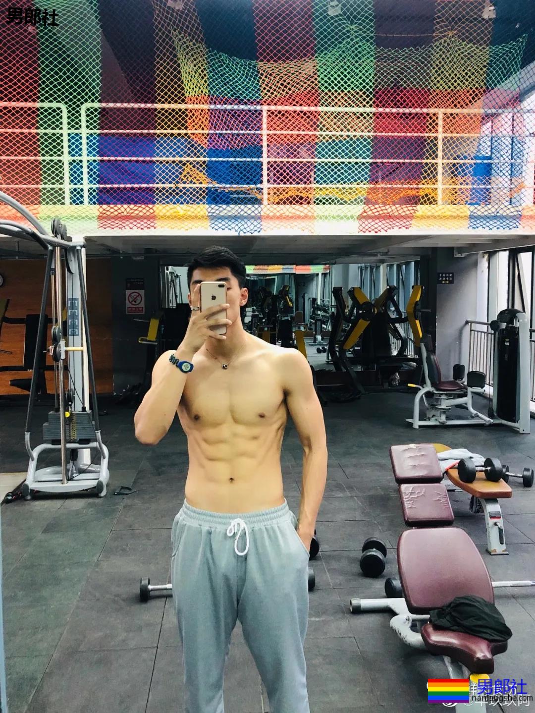 190cm的山东篮球大男孩，腹肌太帅惹人发大水！ - 51虹马