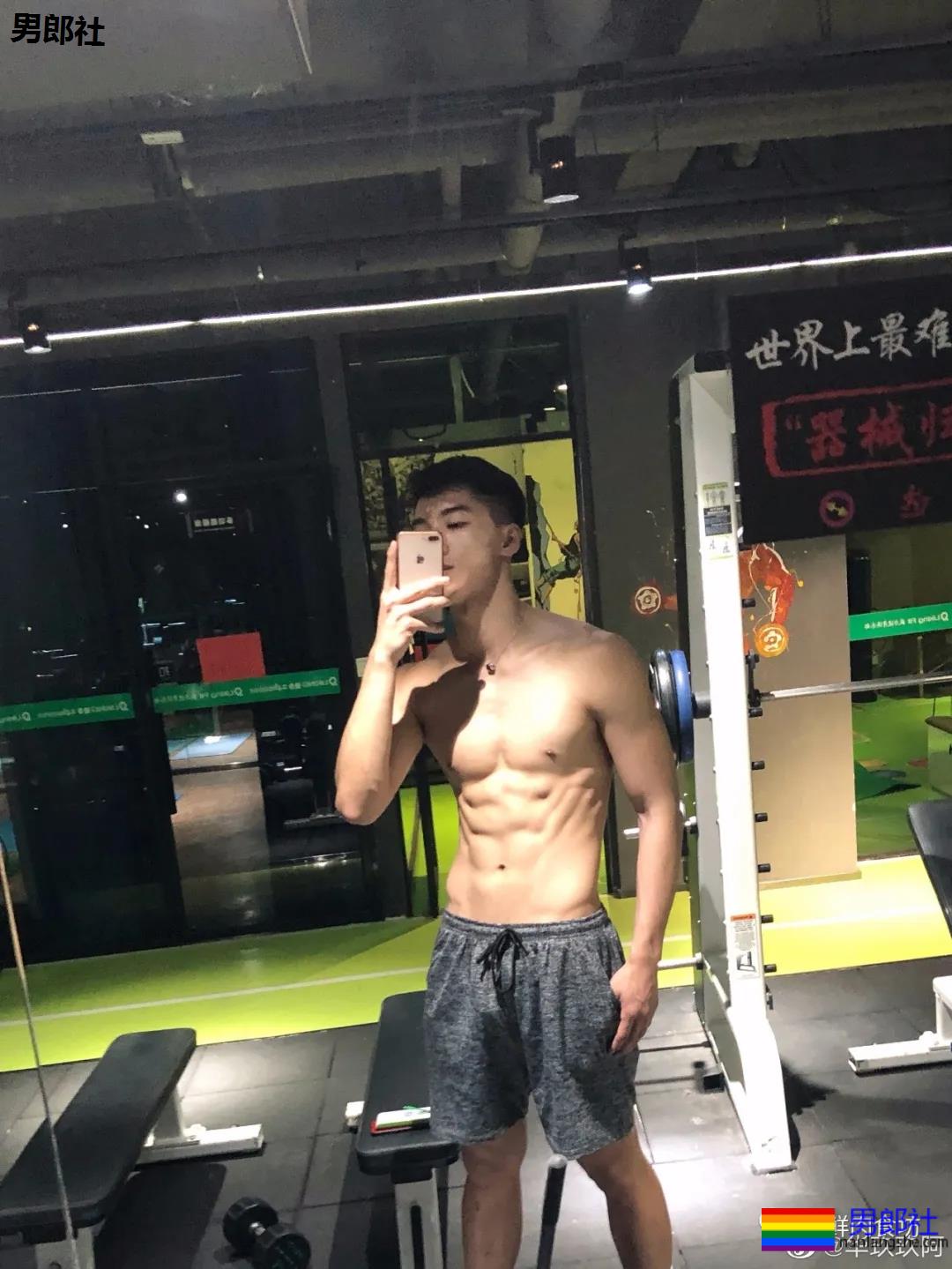 190cm的山东篮球大男孩，腹肌太帅惹人发大水！ - 51虹马