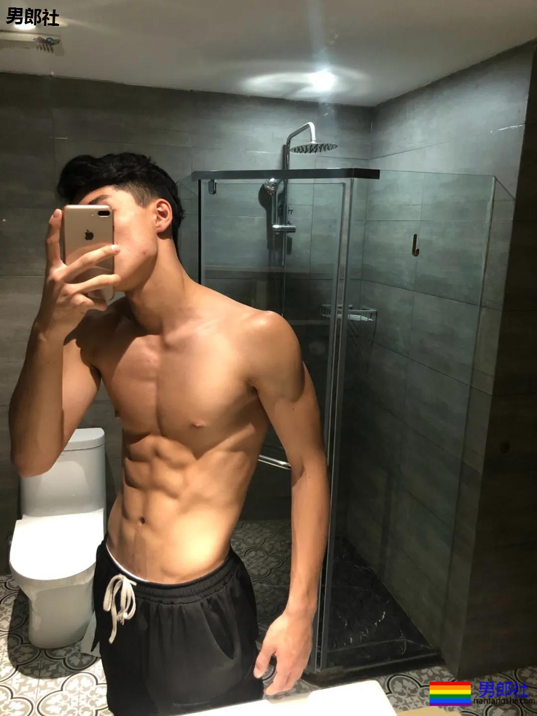 190cm的山东篮球大男孩，腹肌太帅惹人发大水！ - 51虹马