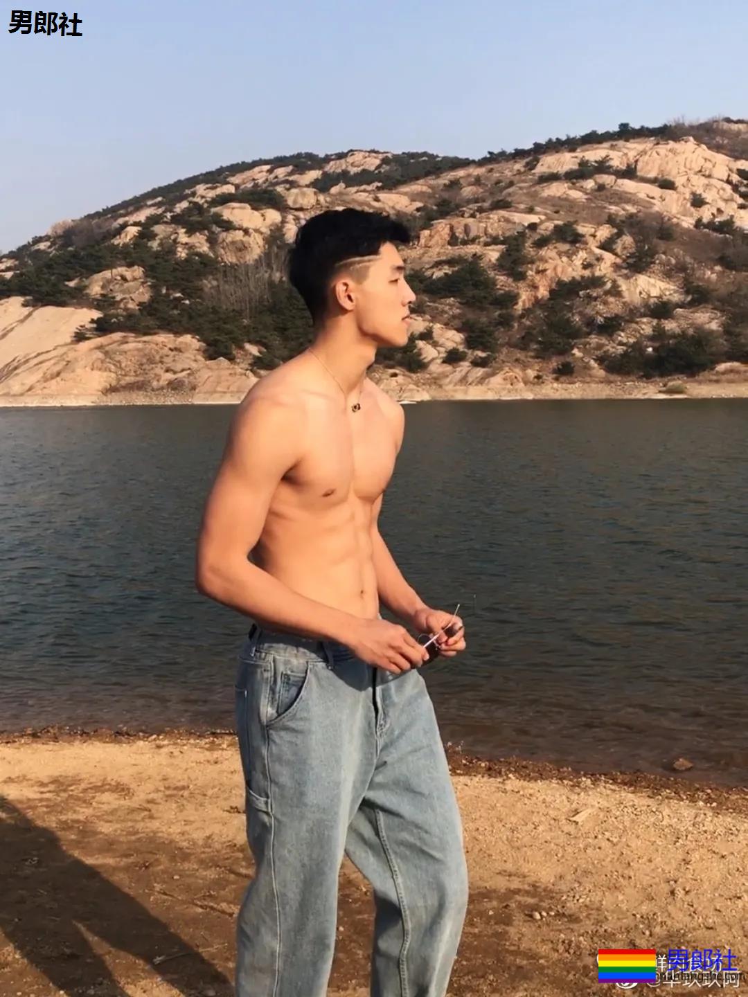 190cm的山东篮球大男孩，腹肌太帅惹人发大水！ - 51虹马