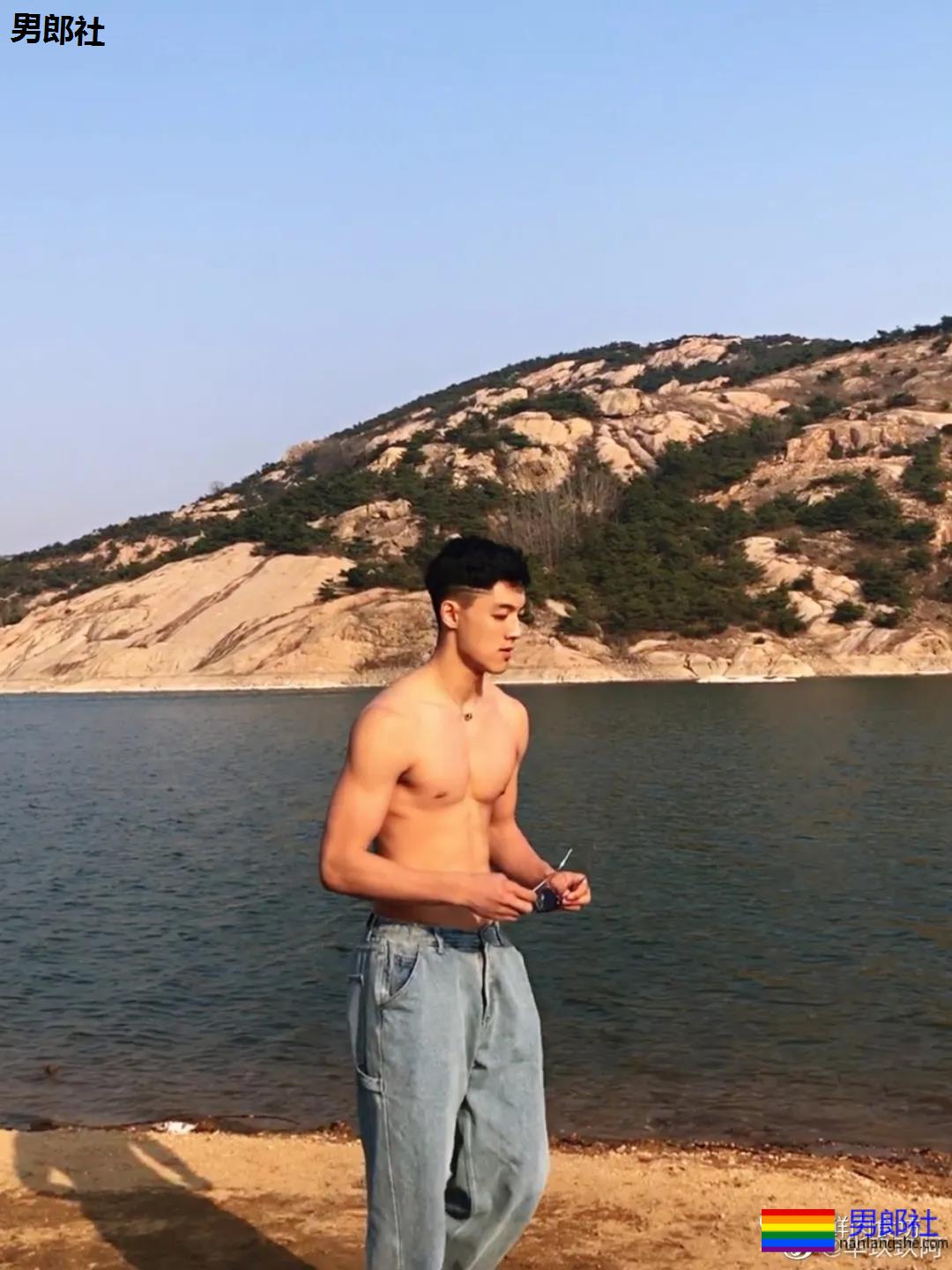 190cm的山东篮球大男孩，腹肌太帅惹人发大水！ - 51虹马