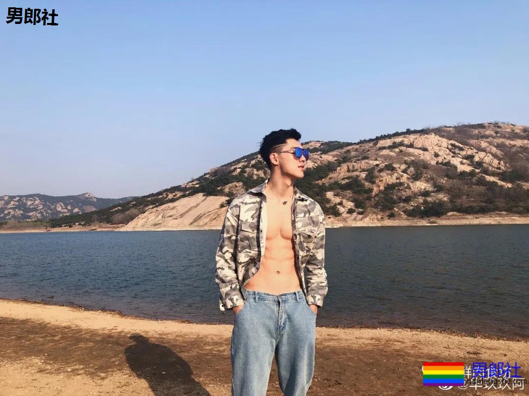 190cm的山东篮球大男孩，腹肌太帅惹人发大水！ - 51虹马