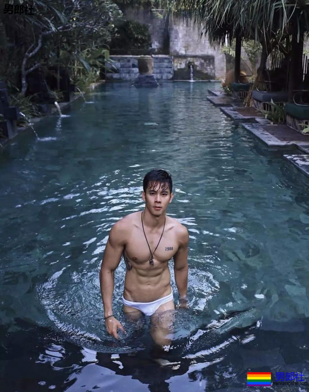 小狼狗你这眼神吸引到我了 - 51虹马