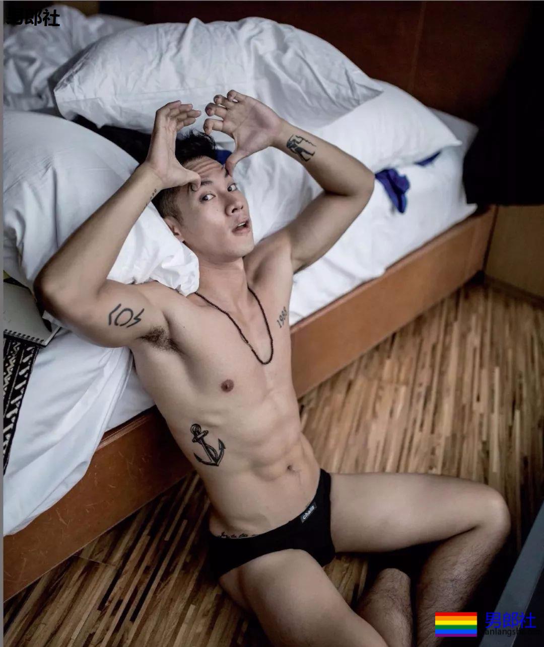 小狼狗你这眼神吸引到我了 - 51虹马