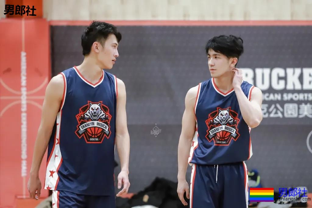 龚子棋李向哲在家脱衣这么玩！两身腱子肉惹网友尖叫！ - 51虹马