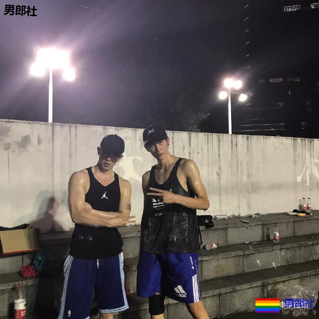 龚子棋李向哲在家脱衣这么玩！两身腱子肉惹网友尖叫！ - 51虹马