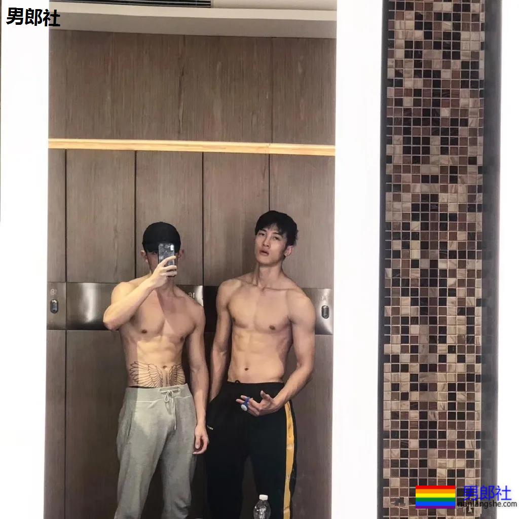 龚子棋李向哲在家脱衣这么玩！两身腱子肉惹网友尖叫！ - 51虹马